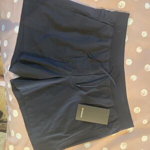 Lululemon NWT Zeroed In 5" Shorts